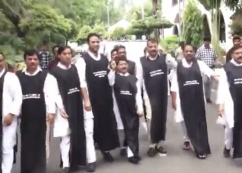 मंत्री विजय शाह के इस्तीफे की मांग को लेकर कांग्रेस का हल्ला बोल, नेता प्रतिपक्ष उमंग सिंघार के नेतृत्व में विधायकों का प्रतिनिधिमंडल पहुंचा राजभवन, राज्यपाल से मुलाकात के बाद धरने पर बैठे नेता