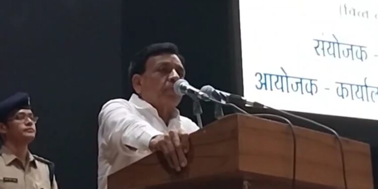 मध्य प्रदेश के उपमुख्यमंत्री डॉ जगदीश देवड़ा का बयान …  पूरा देश,  देश की सेना उनके (मोदी जी के) चरणों में नत मस्तक है, जो जवाब दिया है इसकी जितनी सराहना की जाए कम है।।