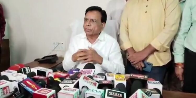 दो दिवसीय जबलपुर प्रवास के दौरान सिविल डिफेंस वॉलिंटियर्स के प्रशिक्षण शिविर में सेना के प्रति सम्मान प्रदर्शित करते हुए मैंने जो भाषण दिया है उसे तोड़-मरोड़कर देश को गुमराह कर रही है।