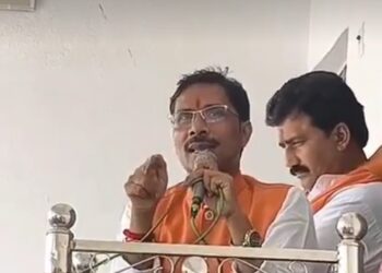 मध्य प्रदेश के मनगवां से बीजेपी विधायक नरेंद्र प्रजापति बता रहे हैं कि यूनाइटेड नेशन के आदेश पर सीजफायर हुआ। ,VIDEO