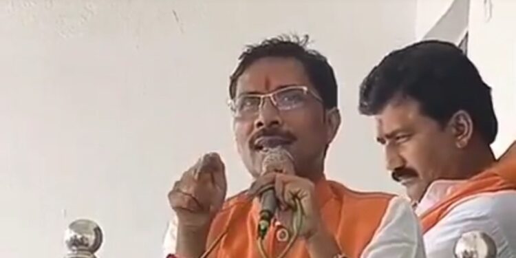मध्य प्रदेश के मनगवां से बीजेपी विधायक नरेंद्र प्रजापति बता रहे हैं कि यूनाइटेड नेशन के आदेश पर सीजफायर हुआ। ,VIDEO