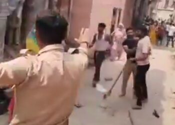 पुलिस की मौजूदगी में लाठी-डंडों से हुई मारपीट,    दो पक्षों के बीच जमकर पथराव पथराव, महिला समेत आधा दर्जन लोग घायल !!