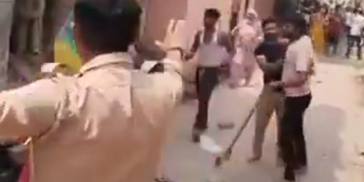 पुलिस की मौजूदगी में लाठी-डंडों से हुई मारपीट,    दो पक्षों के बीच जमकर पथराव पथराव, महिला समेत आधा दर्जन लोग घायल !!