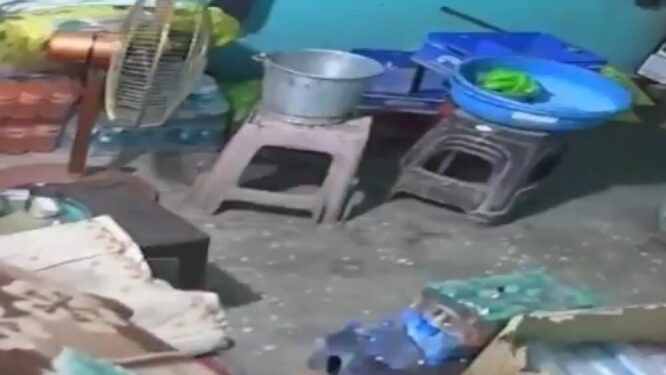 CCTV में कैद हुआ खौफनाक मंजर  चादर ओढ़कर चारपाई पर सोया था युवक और ऊपर रेंग रही थी मौत !!