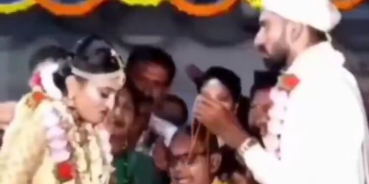 वरमाला और शादी की आधी रस्म के बाद दुल्हन का शादी से इनकार! बोली- तुमसे नहीं कर सकती शादी, मैं किसी और की हूं पुलिस प्रोटेक्शन में बॉयफ्रेंड के साथ चली गई दुल्हन!