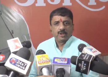 भोपाल लव कांड के बाद आलोक शर्मा का बड़ा एक्शन, बोले- एक शहर में दो कानून नहीं चलेंगे, रात 10 बजे तक सभी मार्केट बंद हों, काजी कैंप पर उठाए सवाल