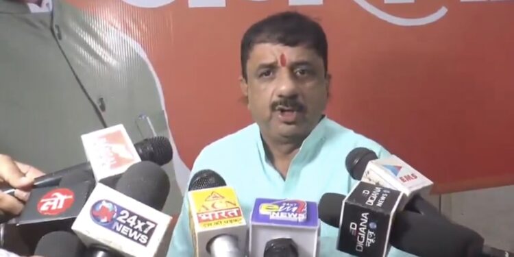 भोपाल लव कांड के बाद आलोक शर्मा का बड़ा एक्शन, बोले- एक शहर में दो कानून नहीं चलेंगे, रात 10 बजे तक सभी मार्केट बंद हों, काजी कैंप पर उठाए सवाल