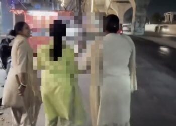 रेलवे स्टेशन पर रात में महिला क्या कर रही थी जो  पुलिस ने जम कर पीटा..वायरल VIDEO