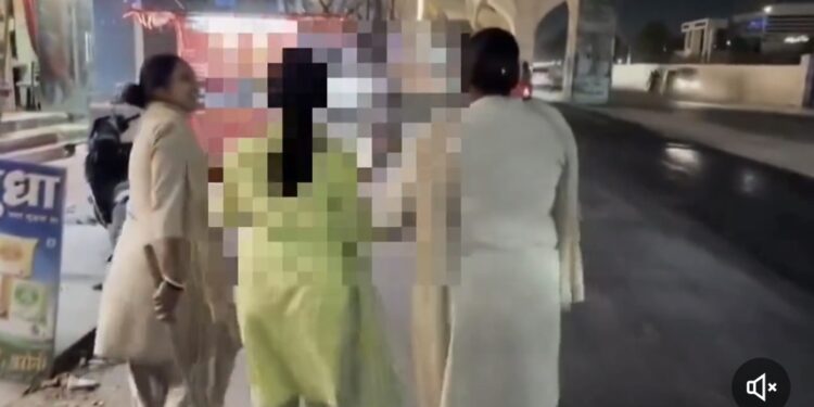 रेलवे स्टेशन पर रात में महिला क्या कर रही थी जो  पुलिस ने जम कर पीटा..वायरल VIDEO