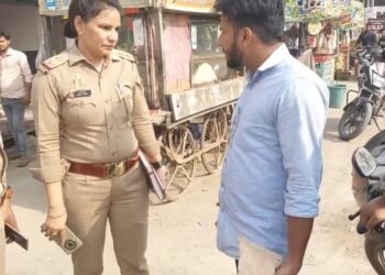 सार्वजनिक स्थान पर सिगरेट पीने को लेकर महिला दरोगा और वकील के बीच विवाद कहासुनी का वीडियो वायरल देखे