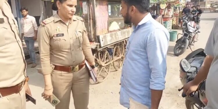 सार्वजनिक स्थान पर सिगरेट पीने को लेकर महिला दरोगा और वकील के बीच विवाद कहासुनी का वीडियो वायरल देखे