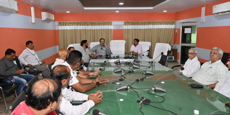निगमायुक्त श्री दुबे की मौजूदगी में नगर निगम में विभिन्न व्यापारी एवं सामाजिक संगठनों की बैठक संपन्न  आपातकालीन स्थिति से निपटनें और प्रशासनिक व्यवस्थाओं को दुरूस्त रखनें हेतु आयोजित   मॉकड्रिल के दौरान सहयोग प्रदान करने किया गया आग्रह