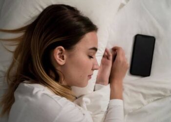क्या आप जानते है  रात में सोते समय खुद से कितनी दूर रखना चाहिए मोबाइल फोन