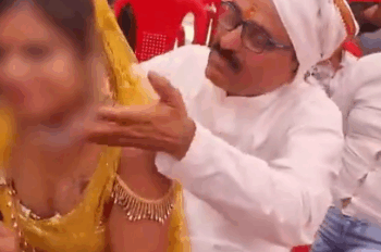 डांसर को चूमते दिखे बीजेपी नेता  शादी समारोह में की अशोभनीय हरकतें, वीडियो वायरल होने के बाद हो रहे ट्रोल।