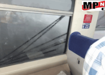 रायसेन भोपाल-इटारसी वंदे भारत एक्सप्रेस हादसे का शिकार होने से बची, ओबेदुल्लागंज के पास लोहे की छड़ें पटरी पर गिरीं, ड्राइवर की सूझबूझ से सभी यात्रियों की बची जान, इमरजेंसी ब्रेक से रुकी ट्रेन