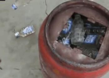 अब LPG सिलेंडर से हो रही है शराब तस्करी। एम्बुलेंस और घोड़े के बाद तस्करों ने अब सिलेंडर को भी बना लिया नया जुगाड़, देखकर आप भी पकड़ लेंगे माथा! VIDEO