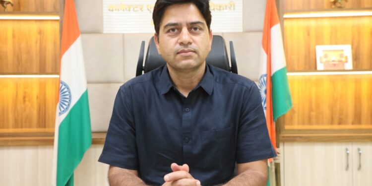 फार्मर रजिस्ट्रेशन कार्य मे कम प्रगति करने वाले 7 तहसीलदारों एवं 8 नायब तहसीलदारों को कारण बताओ सूचना पत्र जारी  कलेक्टर श्री यादव ने 7 दिन में मांगा जवाब