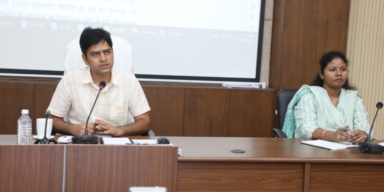 कलेक्टर श्री यादव ने समय-सीमा बैठक में की सीएम डैशबोर्ड, लंबित सीमांकन आवेदन, सीएम हेल्पलाइन, फार्मर रजिस्ट्रेशन की समीक्षा अधिकारियों को दिए जरूरी दिशा-निर्देश