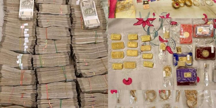 CBI के हत्थे चढ़ा इनकम टैक्स का बड़ा अधिकारी, नोटों का जखीरा, सोने की सिल्लियां और हीरे-जवाहरात जब्त | 25 बैंक खातों में करोड़ों रुपये।