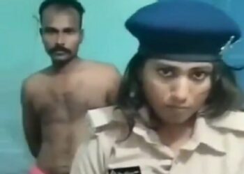 सोशल मीडिया पर वीडियो वायरल है. पति ने दिहाड़ी मजदूरी कर के अपनी पत्नी को पढ़ाया लिखाया.  पत्नी की फायर ब्रिगेड में नौकरी लगी. पत्नी फायर ब्रिगेड डिपार्टमेंट में ही गैर-पुरुष से नाजायज संबंध बनाने लगी.