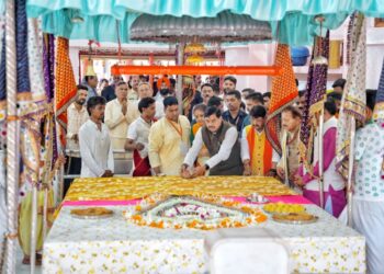 दादाजी धूनीवाले से अहंकार मुक्त और भक्ति से युक्त होने की अथाह प्रेरणा मिलती है।