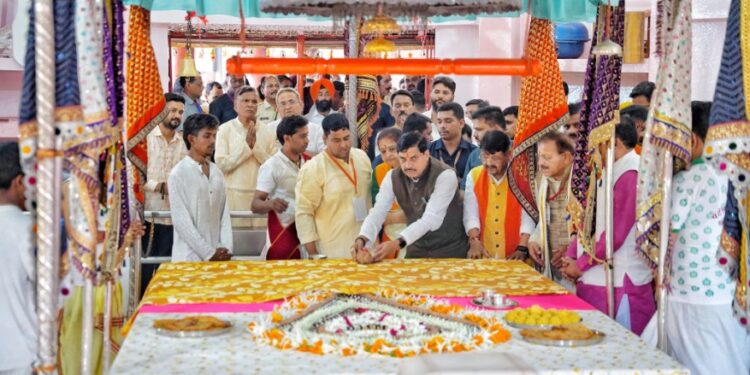दादाजी धूनीवाले से अहंकार मुक्त और भक्ति से युक्त होने की अथाह प्रेरणा मिलती है।