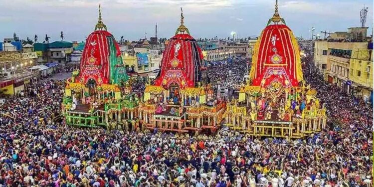 पुरी में जगन्नाथ रथ यात्रा जारी,देखे VIDEO