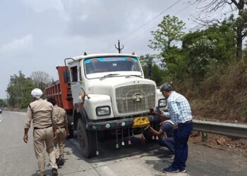 अवैध परिवहन करते 2 वाहन जप्त