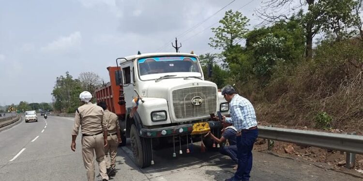 अवैध परिवहन करते 2 वाहन जप्त