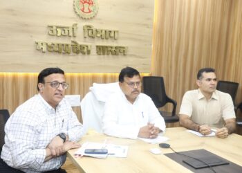 जो अधिकारी जिम्मेदारी का निर्वहन नहीं कर पा रहे उन्हें रिप्लेस करें: ऊर्जा मंत्री श्री Pradhuman Singh Tomar  फोन नहीं उठाने पर 15 अधिकारियों की वेतन वृद्धि रोकी गयी