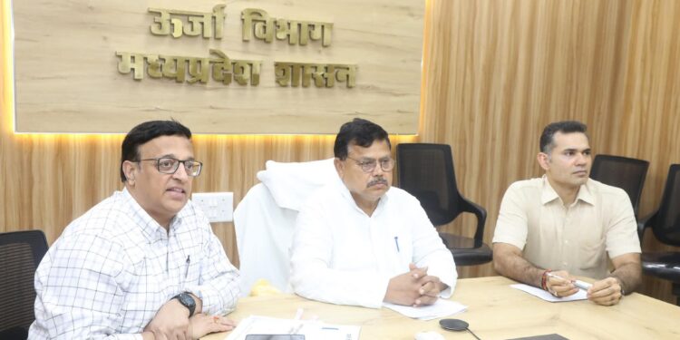 जो अधिकारी जिम्मेदारी का निर्वहन नहीं कर पा रहे उन्हें रिप्लेस करें: ऊर्जा मंत्री श्री Pradhuman Singh Tomar फोन नहीं उठाने पर 15 अधिकारियों की वेतन वृद्धि रोकी गयी