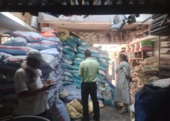 कृषि अधिकारियों ने किया सिहोरा के उर्वरक विक्रय प्रतिष्ठानों का निरीक्षण निरीक्षण की जानकारी मिलते विक्रेताओं ने बंद की दुकानें