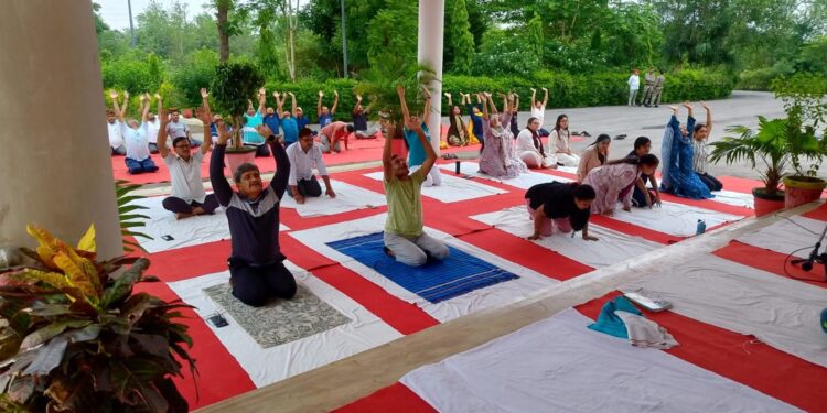 जिला न्‍यायालय में किया गया योग शिविर का आयोजन