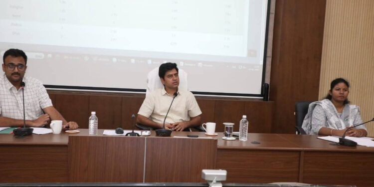 कलेक्टर श्री यादव ने समय-सीमा बैठक में केपीआई स्कोर, समग्र ई-केवाईसी, सीएम हेल्पलाइन की, की समीक्षा, अधिकारियों को दिया निर्देश