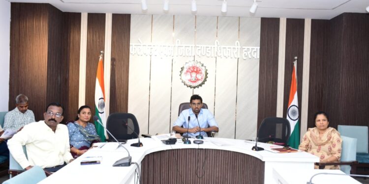 *वर्षा से पूर्व बाढ़ नियंत्रण के सभी आवश्यक उपाय सुनिश्चित करें* *कलेक्टर श्री जैन ने आपदा प्रबन्धन की बैठक में अधिकारियों को दिये निर्देश*