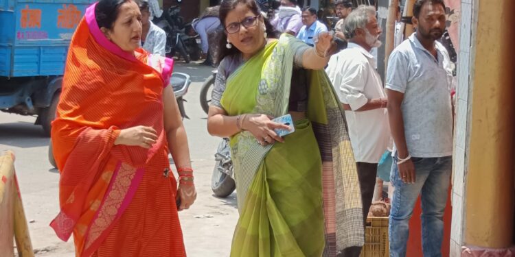 नपाध्यक्ष और सीएमओ ने किया मीनाक्षी चौक के निर्माणाधीन मंदिर सहित सौंदर्यीकरण कार्य का निरीक्षण..