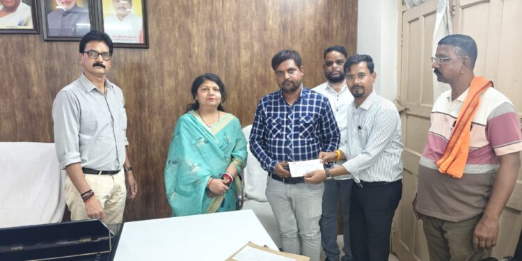 *जगन्नाथ चौक-घंटाघर मार्ग के प्रभावित 5 भू-स्वामियों को सौंपे गए कुल 16.84 लाख से अधिक की क्षतिपूर्ति के चैक*  *भू स्वामियों ने मार्ग विकास कराये जाने पर महापौर के प्रति व्यक्त किया आभार*  *महापौर ने कहा – नगर विकास में नागरिकों का सहयोग अति आवश्यक*