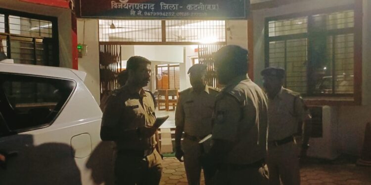 नवागत एसपी कटनी श्री अभिनय विश्वकर्मा (भा.पु.से.) द्वारा में थाना विजयराघवगढ़ का किया गया औचक निरीक्षण।*