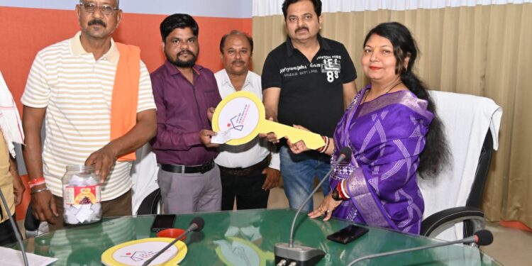 *एकादशी के पावन पर्व पर प्रधानमंत्री आवास योजना के 73 हितग्राहियों को सौंपी गई उनके पक्के आवास की चाबियां* *स्वयं का पक्का आवास पाकर हितग्राहियों के चेहरे मे आई खुशी*
