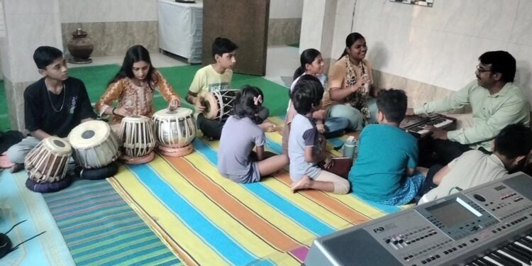 संगीतकार कमल झा सिखा रहे हैं निशक्त दिव्यांगजनों के साथ बच्चों और बुजुर्गों को संगीत, प्रतिभाओं को दे रहे प्लेटफॉर्म..! वीडियो