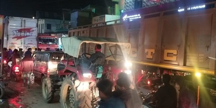जाम की समस्या से हर रोज ग्रामीणों को होना पड़ता है परेशान  उमरियापान की हर सड़क पर लगता है जाम, एम्बुलेंस और जननी वाहनों का निकलना हो जाता है मुश्किल