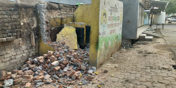 “अजब-गजब नगर परिषद पानखेड़ी”  ₹30.हजार किराया देने वाले ने तोड़ा सार्वजनिक मूत्रालय कहना है कि….बदबू आती थी
