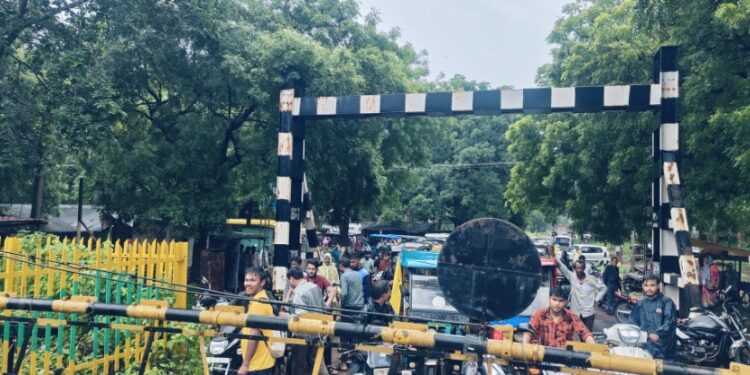 *आयुध निर्माणी समपार रेलवे फाटक खोले जाने को लेकर डीआरएम से गुहार*