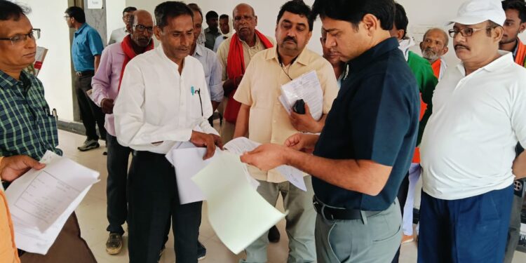*कलेक्टर ने*…*जनसुनवाई में देर से पहुंचे आवेदकों की बाहर ही सुनीं समस्यायें*