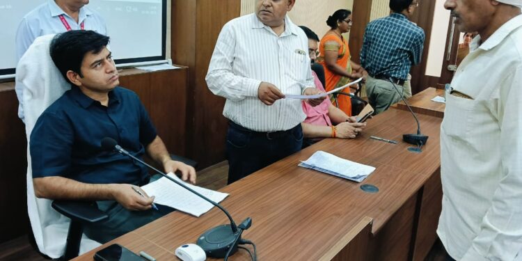 *कलेक्टर जनसुनवाई में सुन रहे समस्याएं*