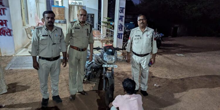 ***झिंझरी पुलिस चौकी थाना माधवनगर द्वारा चोरी गई मोटर सायकिल को 24 घन्टे के अन्दर करना बरामद, गिरफ्तार आरोपी ***