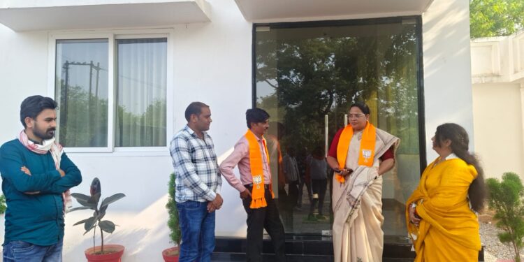 मंडल अध्यक्ष मनीष सिंह बागरी ने राज्यसभा सांसद प्रदेश महामंत्री कविता पाटीदार का मुलाकात कर क्षेत्रीय समस्याओं से अवगत कराया