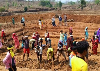 जल गंगा संवर्धन अभियान  गरीबों-किसानों-श्रमिकों की आर्थिक समृद्धि का आधार बनी “मनरेगा”  32 लाख श्रमिकों को मिला रोजगार, मजदूरी में 1500 करोड़ रुपये की राशि का भुगतान