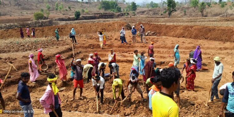 जल गंगा संवर्धन अभियान गरीबों-किसानों-श्रमिकों की आर्थिक समृद्धि का आधार बनी “मनरेगा” 32 लाख श्रमिकों को मिला रोजगार, मजदूरी में 1500 करोड़ रुपये की राशि का भुगतान