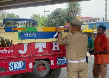 *सड़क दुर्घटनाओं को रोकने हेतु यातायात पुलिस कन्नौज द्वारा मक्का ढोने वाली ट्रैक्टर ट्रालियों पर लगाए रिफ्लेक्टर टेप।*